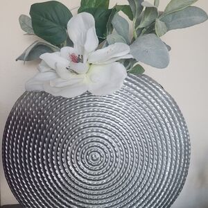 SILVER SPIRAL TEXTURED METAL VASE w/ WHITE FLORAL ACCENT 10"X 12" X 2"